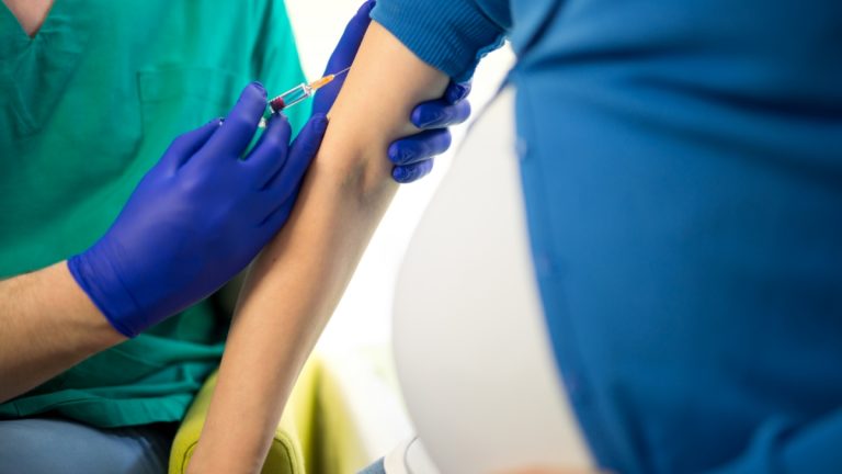 Πρέπει να κάνουν οι έγκυες το εμβόλιο γρίπης;