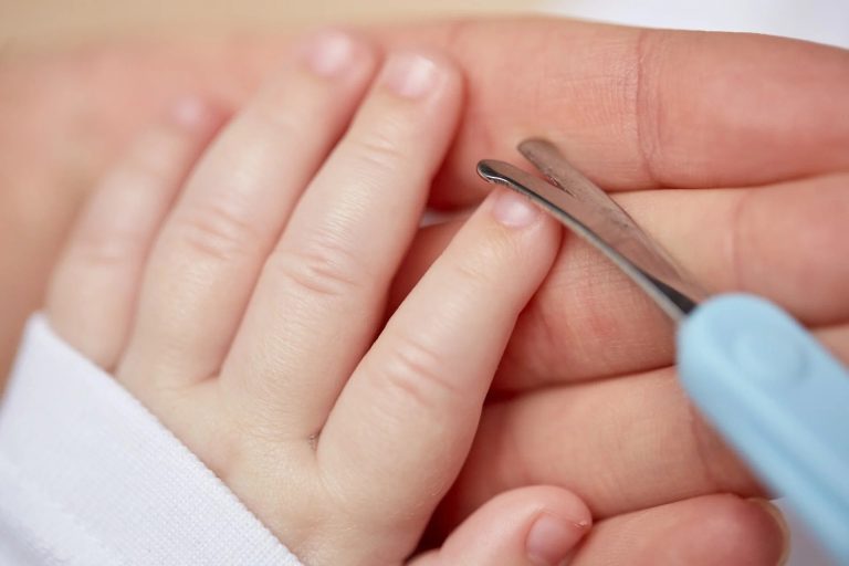 Πώς να κάνετε μανικιούρ και πεντικιούρ στα μωρά