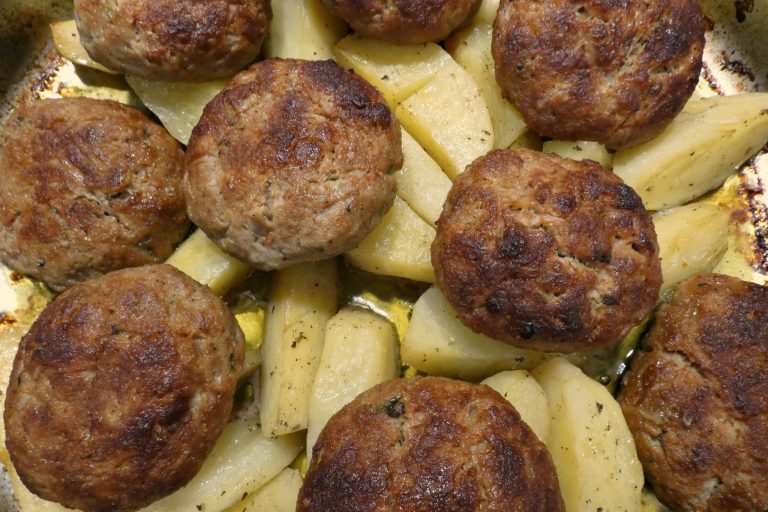 Μπιφτέκια φούρνου με πατάτες