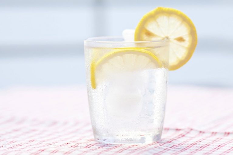 Τι πρέπει να προσέχουν όσοι πίνουν νερό με λεμόνι