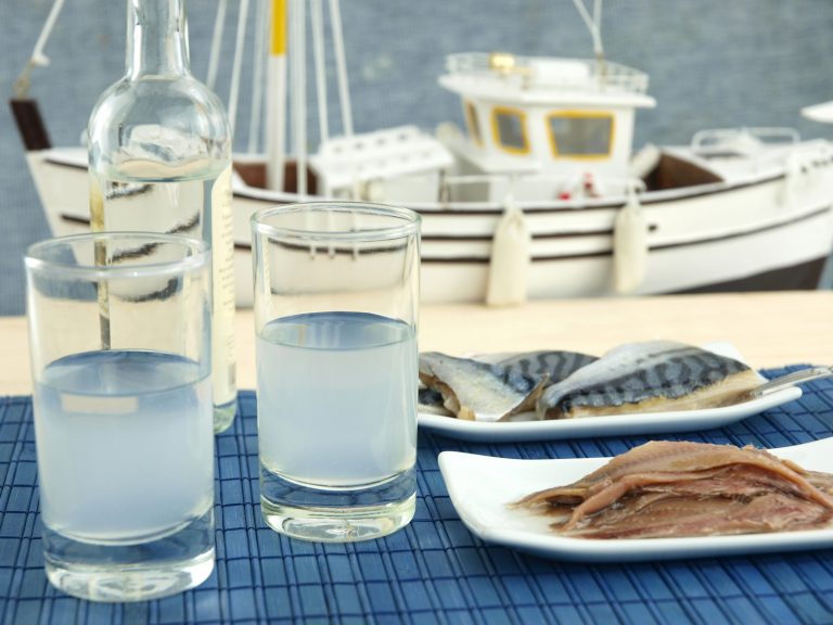 Το σερβίρισμα του ούζου