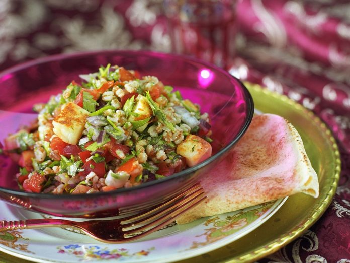 tabbouleh with halloumi cheese 539958